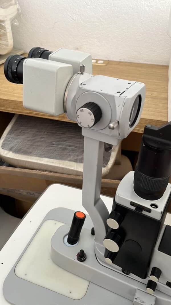 Lampara de Hendidura usada marca Carl Zeiss en perfecto estado con mesa de elevacion nueva marca Vasconcellos una buena combinacion - Image 3