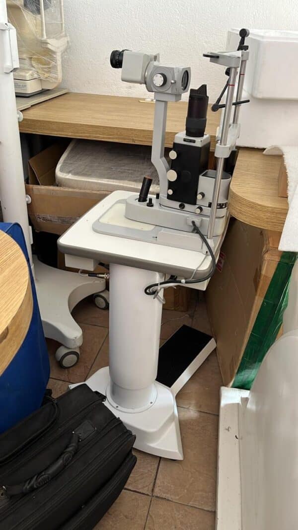 Lampara de Hendidura usada marca Carl Zeiss en perfecto estado con mesa de elevacion nueva marca Vasconcellos una buena combinacion